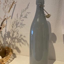 Schöne Glasflasche mit Bügelverschluss in pastelligem Blau! NEU und unbenutzt, gekauft bei Ediths!