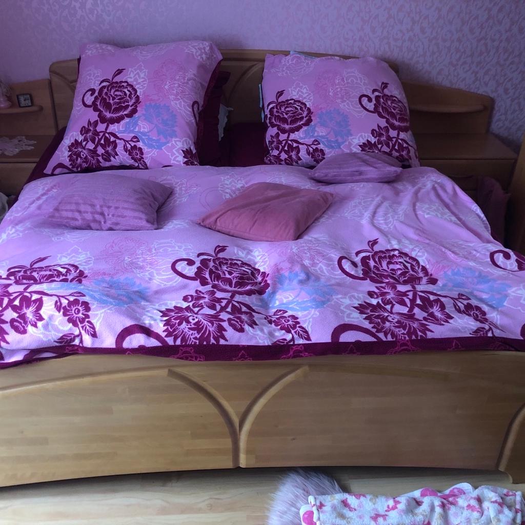 Schönes Schlafzimmer zu verkaufen ,hat mal über 2500€ bei segmüller gekostet ,bestehend aus:

Bett
2 Nachttischen
Kleiderschrank
Ohne Lattenroste und ohne Matratze