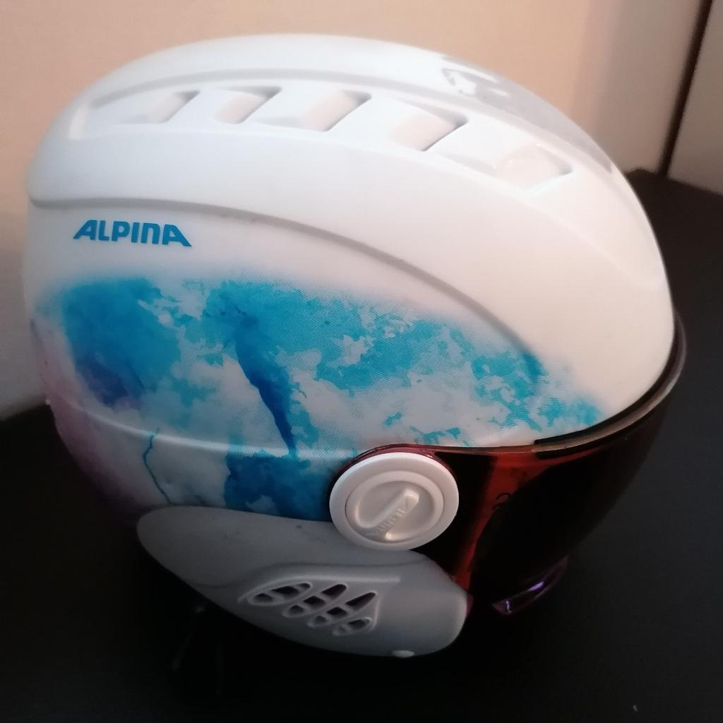 Marke Alpina
Größenverstellbar 48cm bis 52cm
Mit Schönheitsfehler auf der Oberseite da sich ein Skikurs Sticker nicht entfernen ließ.
