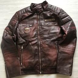 BO KATIE·SETH Mens Fashion Leather Jacket
Größe M Nagelneu und sehr bequem
Farbe Braunrot