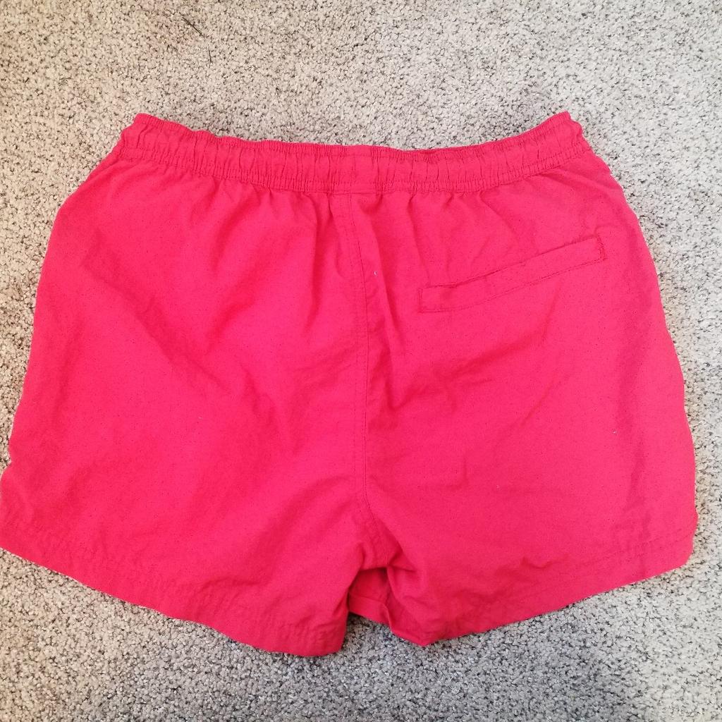 Red swimming trunks. Cord tie. Inside pocket. 2 side pockets. Back pocket with velcro fastenings.
perfect condition

reduced