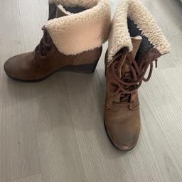 UGG Australia Zea Oil Suede Shearling Wedge Ankle
Size 6
Used but in good condition as hardly worn