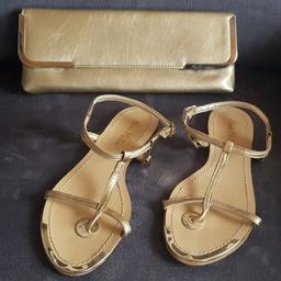 biete gebrauchte Damen sandalen in Gold Gr.36 (wurden eimal getragen) und die passende Clutch mit Kette (wurde einmal benutzt)
selbstabholung