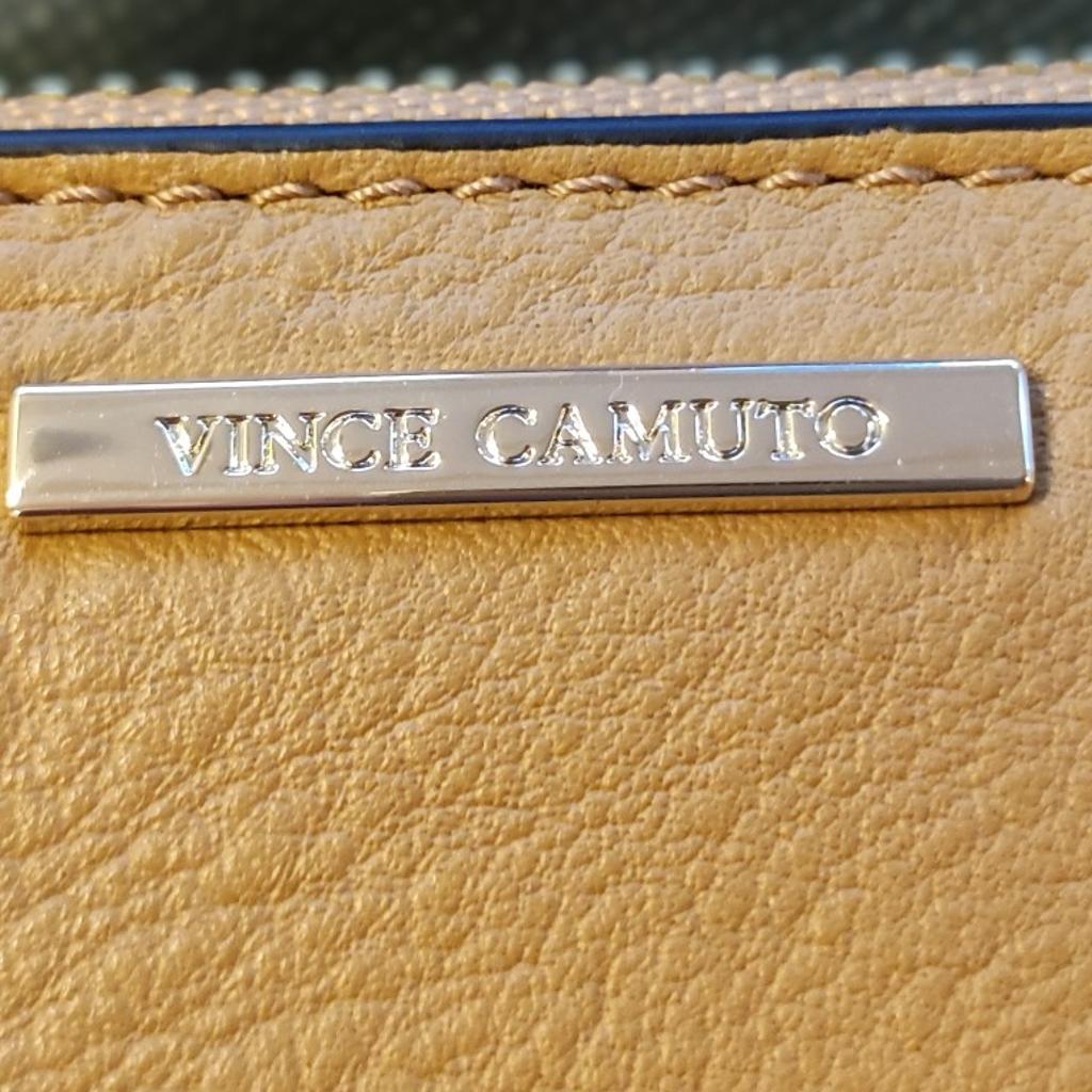 Vince Camuto
Super schöne Clutch Tasche, nie benutzt ganz neu mit Etikett, tolle Kordel, echt Leder

Versand möglich (4,95,-)