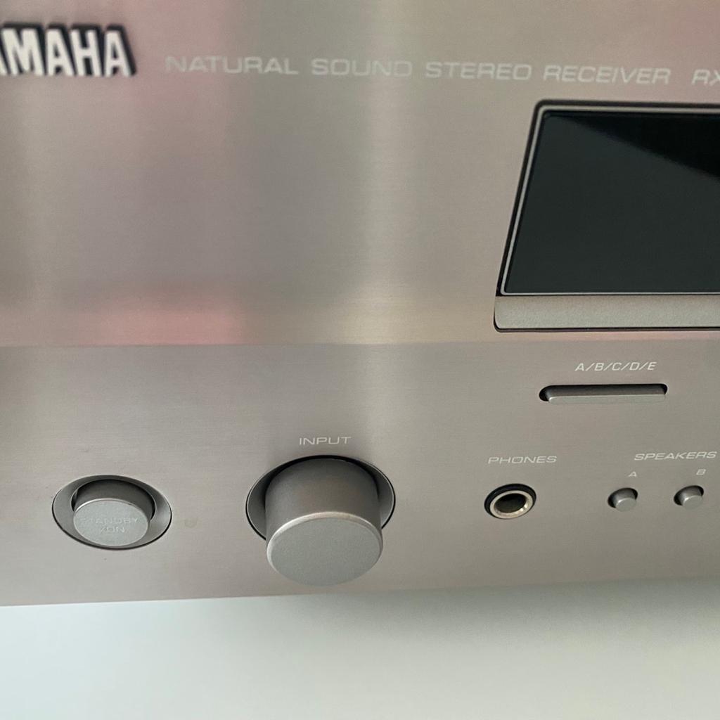Sehr guter und gepflegter HiFi Receiver von Yamaha, 4 x 55 Watt, top Sound!
Hat Fernbedienung und diverse Cinch Anschlüsse, Loudness für Bassanhebung, man kann 2 getrennte Boxenpaare A und B anschließen, aber auch alle 4 Boxen auf einmal betreiben A+B. Das Gerät ist Yamaha typisch von hoher Produktqualität und bietet Dank Natural Sound Linie sehr ausgewogenen Klang. Gerät ist sehr gepflegt und aus NR Haushalt. Verkaufe ohne Gewährleistung gegen Abholung in bar in Stuttgart.