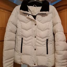As New , immaculate condition
💥 PLEASE NOTE size 16 ..but comes up small i say more like a 14
beautiful quilted Coat , with Black fur coller / interior hood.
lovely & warm perfect for winter.
