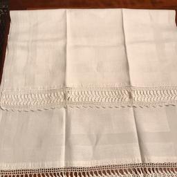 Asciugamano antico in lino con bordo lavorato all’uncinetto Dimensioni 65x107
Nuovo mai utilizzato Condizioni perfette