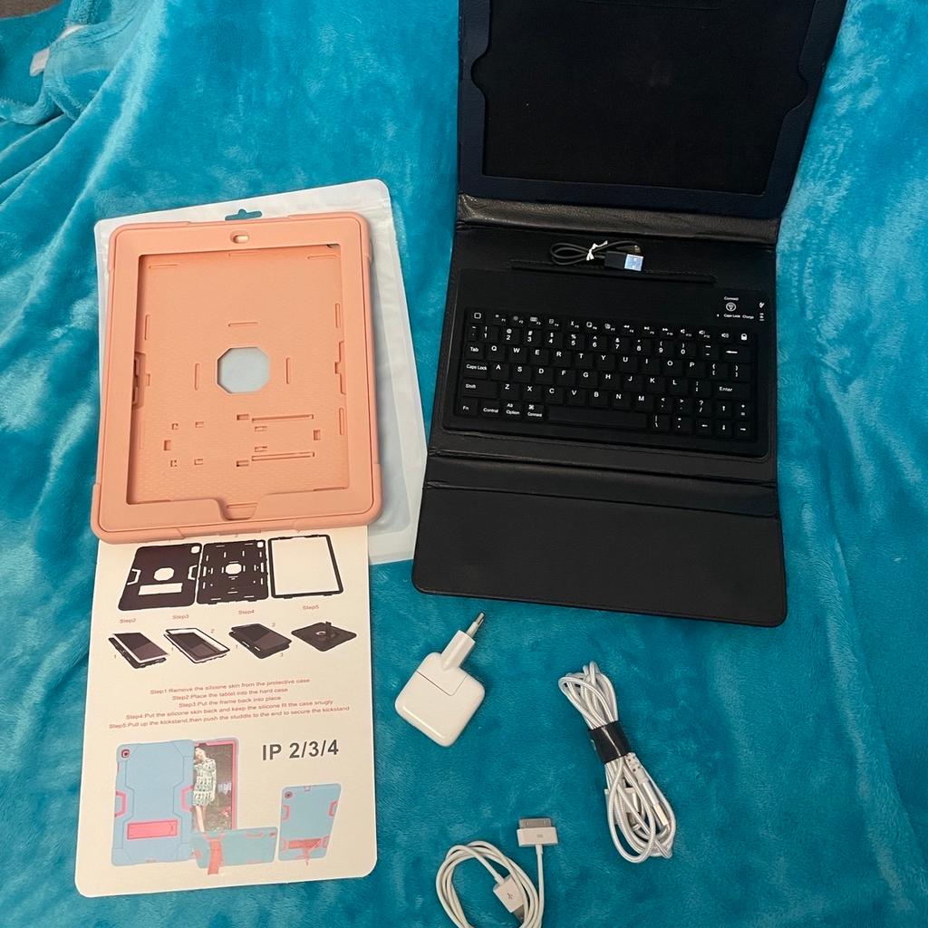 iPad ist schon etwas älter, geht aber noch. Es hat Gebrauchsspuren.
Dabei ist: original Verpackung, original Netzteil, original Ladekabel, neuwertiges Ladekabel (lang), Bumber in rosa und eine Hülle in schwarz mit Tastatur.