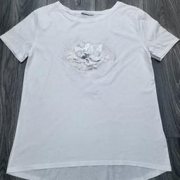 Zara Womens T-shirts White Size; 8 / small
Good condition, no marks & scratches
Looks absolutely stunning!
