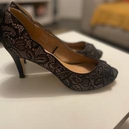 Excellent Condition 
Worn once 
Low heel