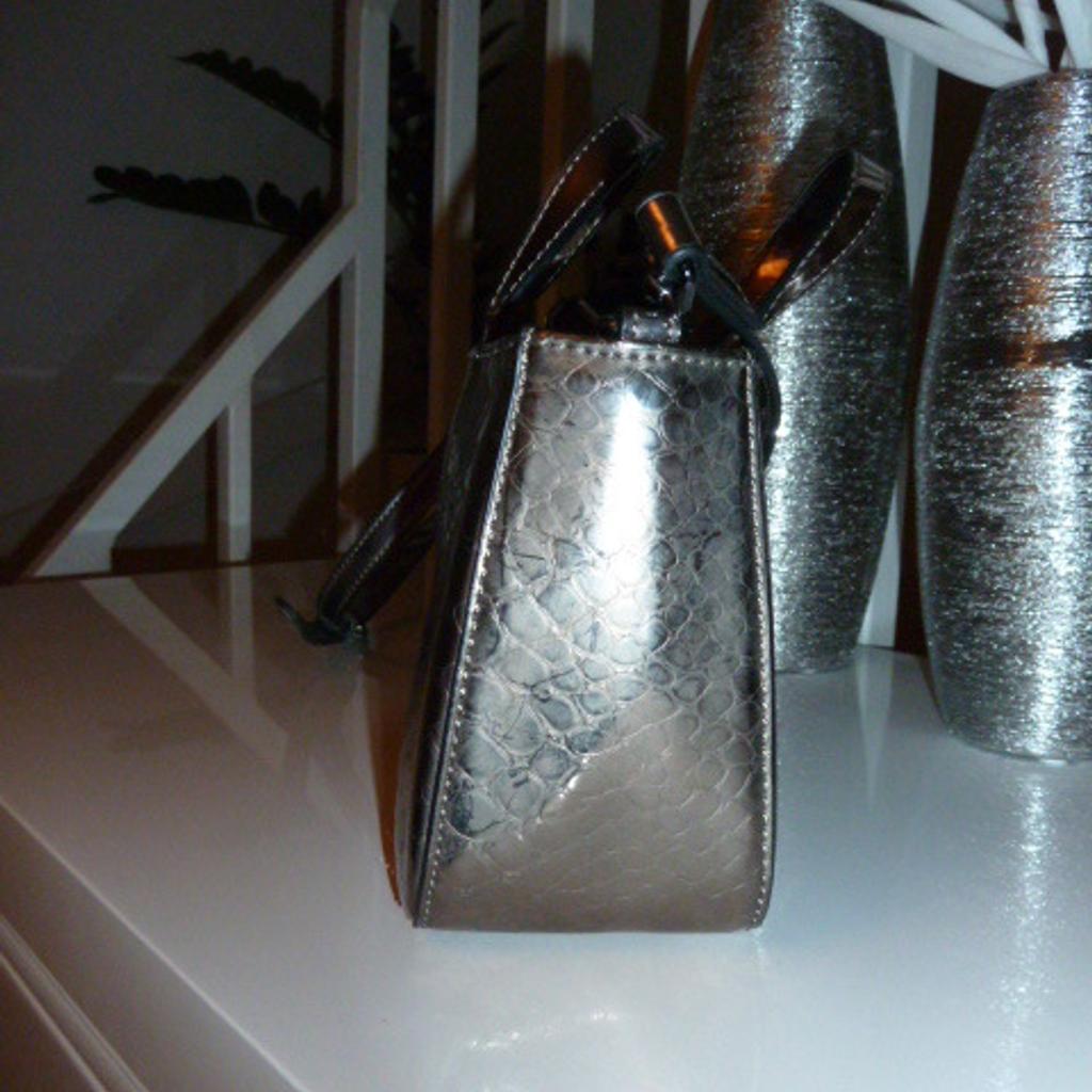 Love Moschino Tasche Leder Optik glänzend Silber neuwertig ( Farbe ist schwer zu definieren ich würde silber glänzend sagen). Wirklich sehr guter Zustand. Biete noch eine passende Geldbörse an.