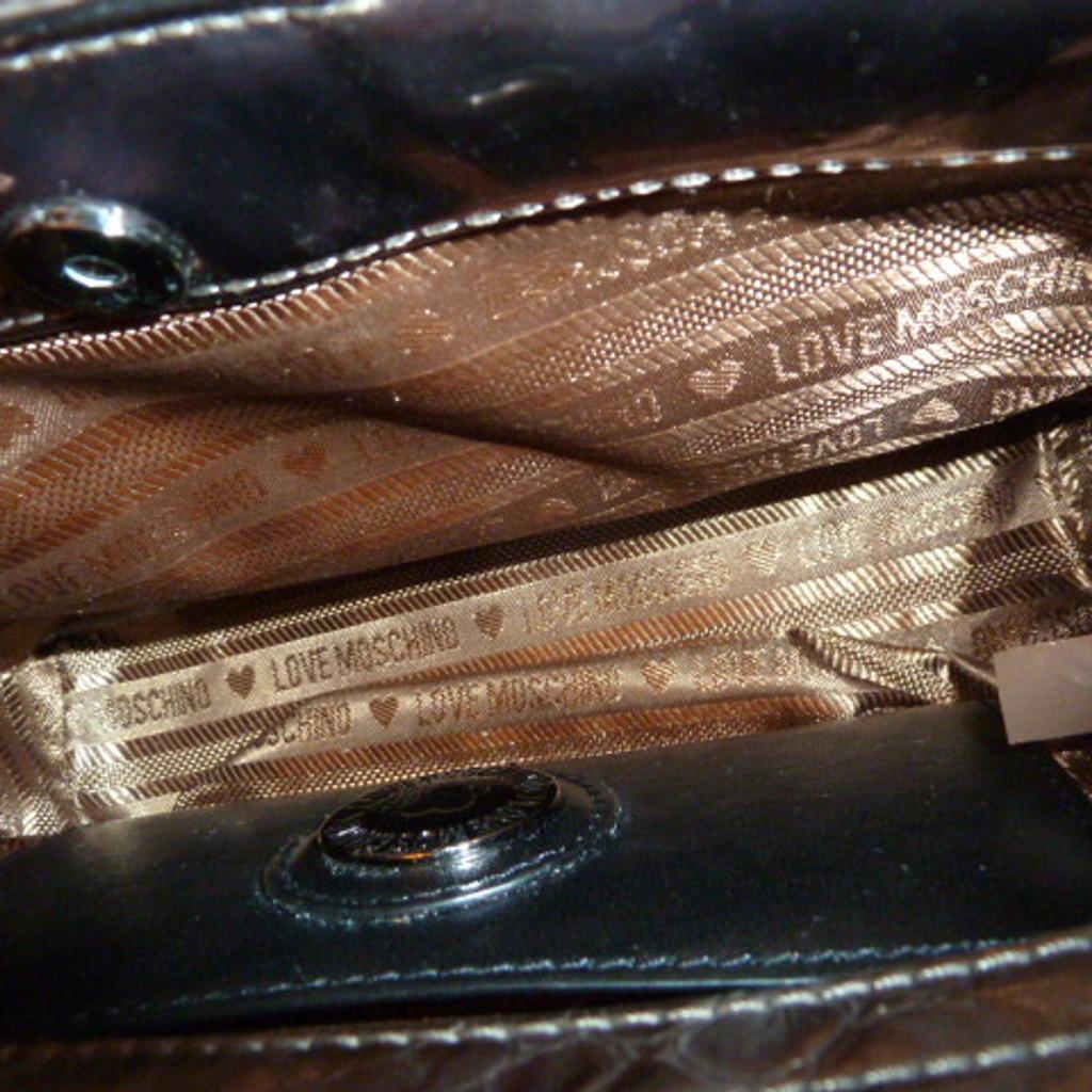 Love Moschino Tasche Leder Optik glänzend Silber neuwertig ( Farbe ist schwer zu definieren ich würde silber glänzend sagen). Wirklich sehr guter Zustand. Biete noch eine passende Geldbörse an.