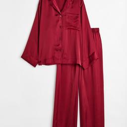 Röd pyjamas i satin från HM. Oanvänd. Slut online och i butik.