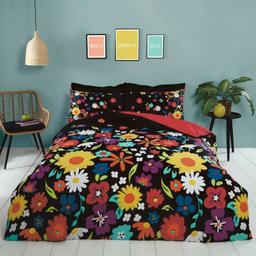 New wrapped stylish floral beddding set.
Bright your day right up.
Duvet cover plus 2 matching pillow cases.
Ask about duvets and pillows etc.
Collect bl3