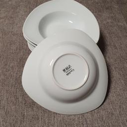 tiefe Teller mit breitem Rand (4-6cm)
Radius: 18.5cm
creatable
fine porcelain
kaum gebraucht