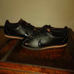 unisex Nike trainers. Excellent condition worn once. Rare trainers size 8