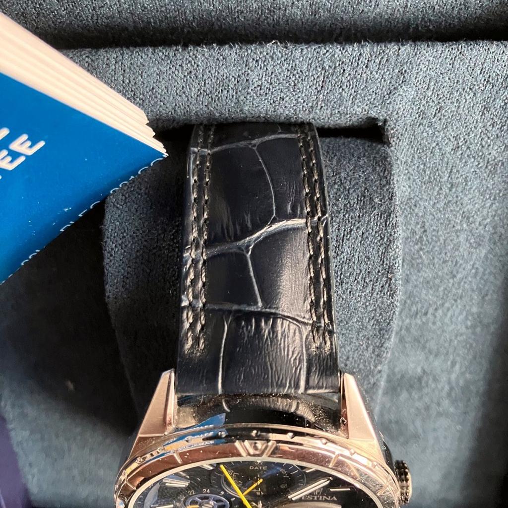 Sehr gut erhaltene und kaum getragene Armbanduhr für Herren mit dunkelblauem Zifferblatt und dunkelblauem Lederarmband.

Wird im Originalkarton versendet.

Keine Garantie (Privatverkauf).