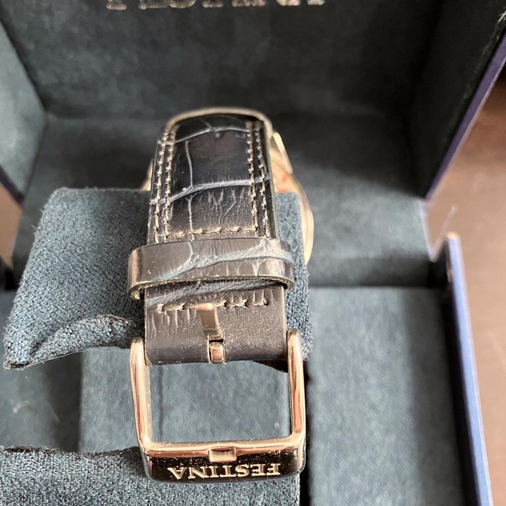 Sehr gut erhaltene und kaum getragene Armbanduhr für Herren mit dunkelblauem Zifferblatt und dunkelblauem Lederarmband.

Wird im Originalkarton versendet.

Keine Garantie (Privatverkauf).