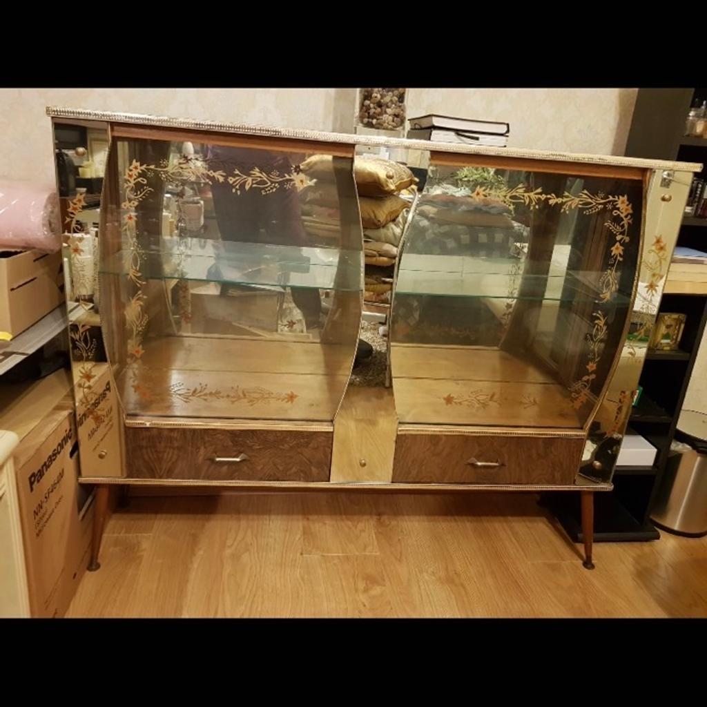 Two glass shelves with sliding mirror doors
Two small pull out drawers