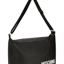 Moschino duffle bag, side bag, gym bag,.

Duffle/ Weekend/ Travel/ Holdall/ Sport/ Gym Bag

Limited Edition  (Promotional Item made exclusively for Moschino, Not for Sale in Any Shops)

Ideal For The Weekend, Travel, An Overnight Trip And Gym

Length 50cm Width 35 cm Height

Great for gift/present

RRP £45.00