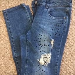 Madeleine ripped denim jeans with black diamanté design Size 10
Approx Size 28” inside leg
Approx waist size 28”
Any marks on the jeans are from light reflection and shadows
Good condition