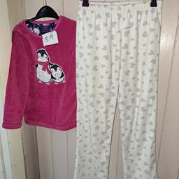 girls 8/9 
pyjamas 50p  

Collect hainton avenue grimsby dn32