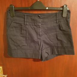 Black shorts

Atmosphere

Size 10

Zip and clasp fastening

In good condition

From a pet and smoke free household

Also have other shorts for sale

Can post at extra cost

Collected £3