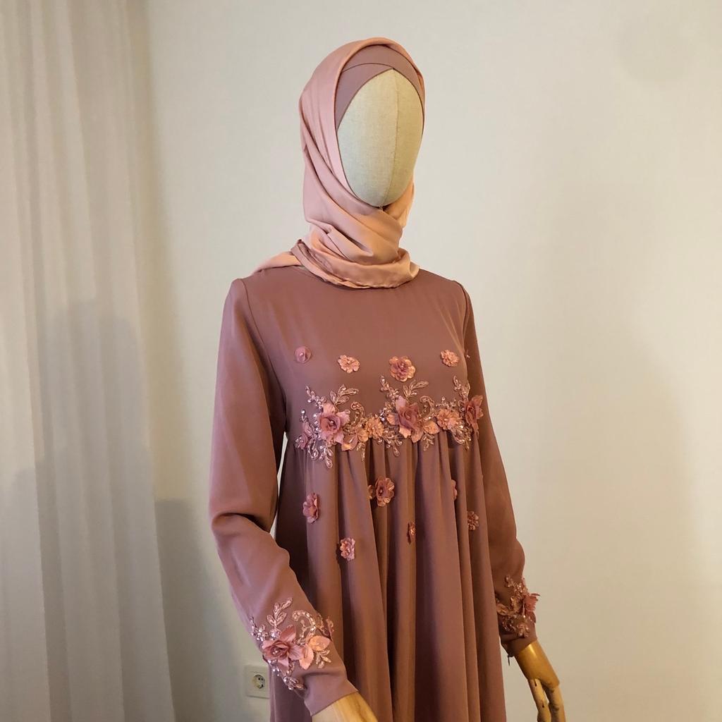 Verkaufe Abaya mit Hijab, nur ein mal getragen.
Gekauft für €120

Für eher kleine und schlanke Schwestern geeignet. (160-165cm)

Handarbeit- Maßgeschneidert -> in Dagestan

Keine Rücknahme!

Versand trägt der Käufer.