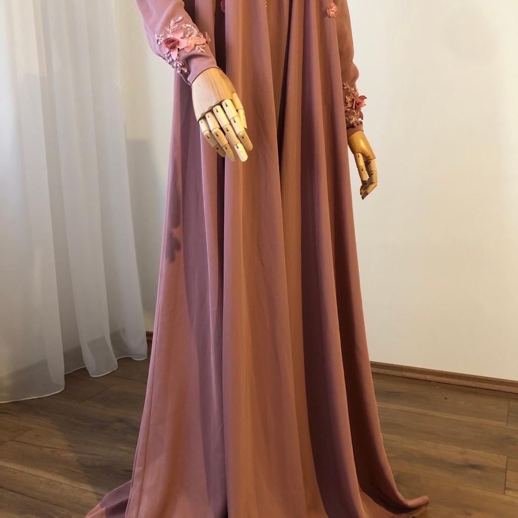 Verkaufe Abaya mit Hijab, nur ein mal getragen.
Gekauft für €120

Für eher kleine und schlanke Schwestern geeignet. (160-165cm)

Handarbeit- Maßgeschneidert -> in Dagestan

Keine Rücknahme!

Versand trägt der Käufer.