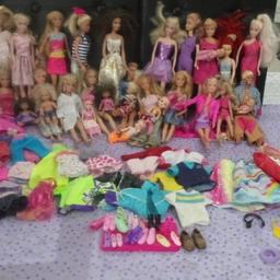 Viele Barbie Puppen mit viel zubehör
Schuhe,kleider,besteck,essen,pferde,Accessoires,taschen,möbel,.....
alles sehr guter zustand.

wir sind kein raucher oder tierhalter
Spielzeug ist sehr sauber.
kein versand