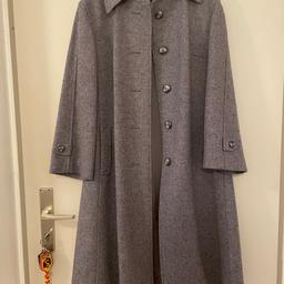 Wolle Mantel
Größe 44-46
Farbe Grau
Versand möglich