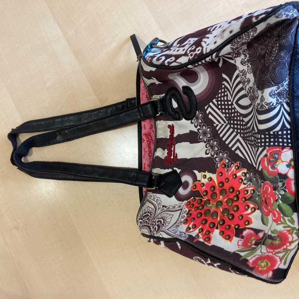 Original Desigual Handtasche mit Gebrauchsspuren; Die Gurte sind abgetragen, die Tasche ist sonst in einem guten Zustand, aber sie müsste gereinigt werden;