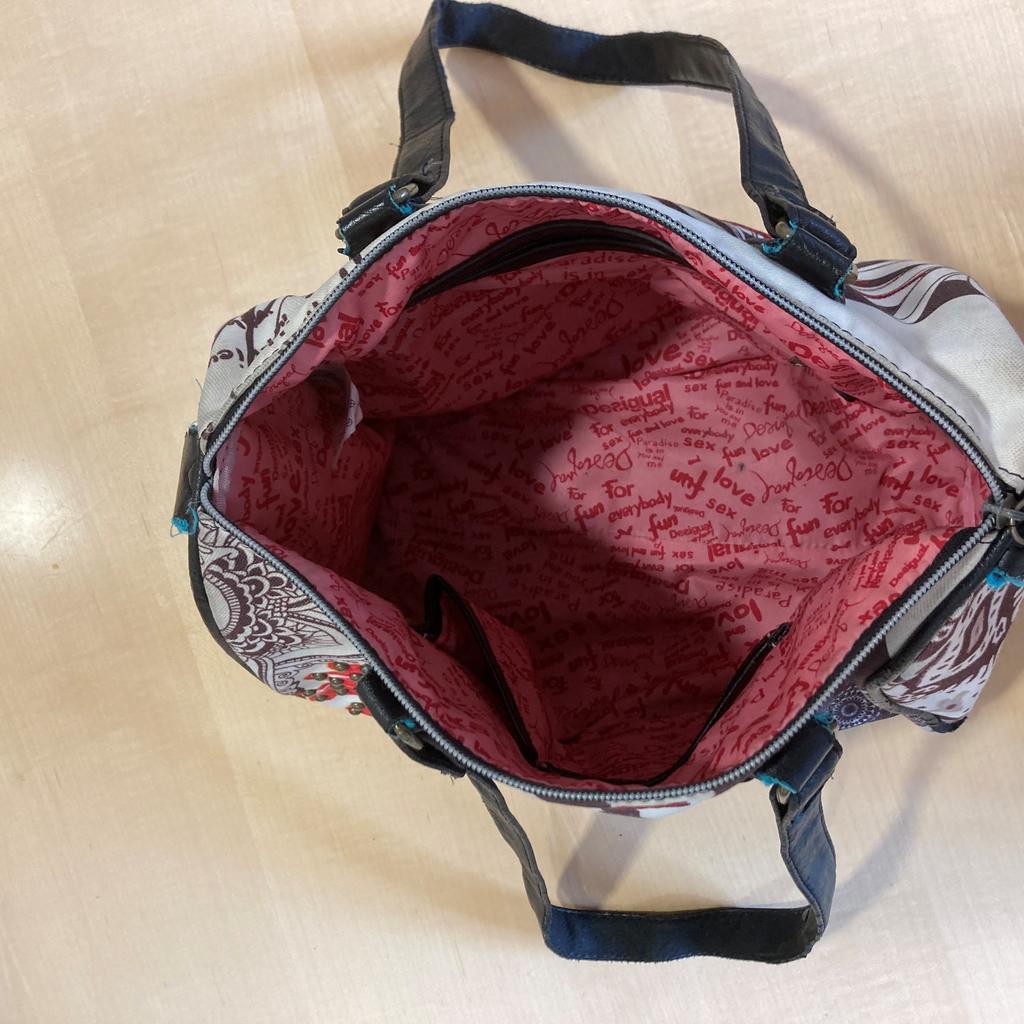 Original Desigual Handtasche mit Gebrauchsspuren; Die Gurte sind abgetragen, die Tasche ist sonst in einem guten Zustand, aber sie müsste gereinigt werden;