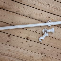 EX LAURA ASHLEY. USED FOR ONE DAY BUT CURTAIN DIDN'T SUIT THE ROOM. BEEN IN THE LOFT EVER SINCE.
INCLUDES 2 FINIALS (WHICH I PURCHASED SEPARATELY) , 2 BRACKETS AND 16 CIRCULAR HOOKS...AS SHOWN IN THE PHOTOS.
SOFT WHITE COLOUR
1 METRE LONG INCLUDING FINIALS
