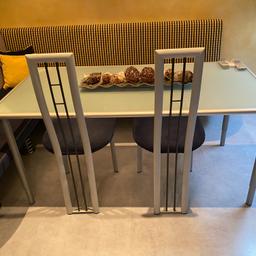 Eckbank Küchenbank  
2x dazupassende Polster 
2 Stühle dazupassend zu Tisch und Ecktbank 

Tisch 