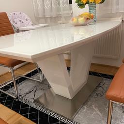 Großer, stabiler Tisch mit leichten Gebrauchsspuren + Lackriss am Gestell (siehe letztes Foto).