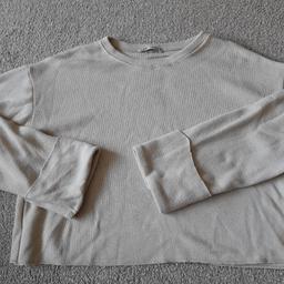 Nice loose fitting beige cropped jumper ftom Zara, size small. fits 8. Round neck, wide sleeves with big turned back cuffs. Some bobbling and ti y white mark on front, barely noticeable, see photos. Check out my other items, happy to combine postage for multiple purchases or collection from DL5. Thanks for looking.