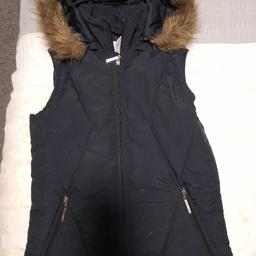 New with tags
Navy Gilet / Size 8
Fur can be detached from hood
Perfect Condition