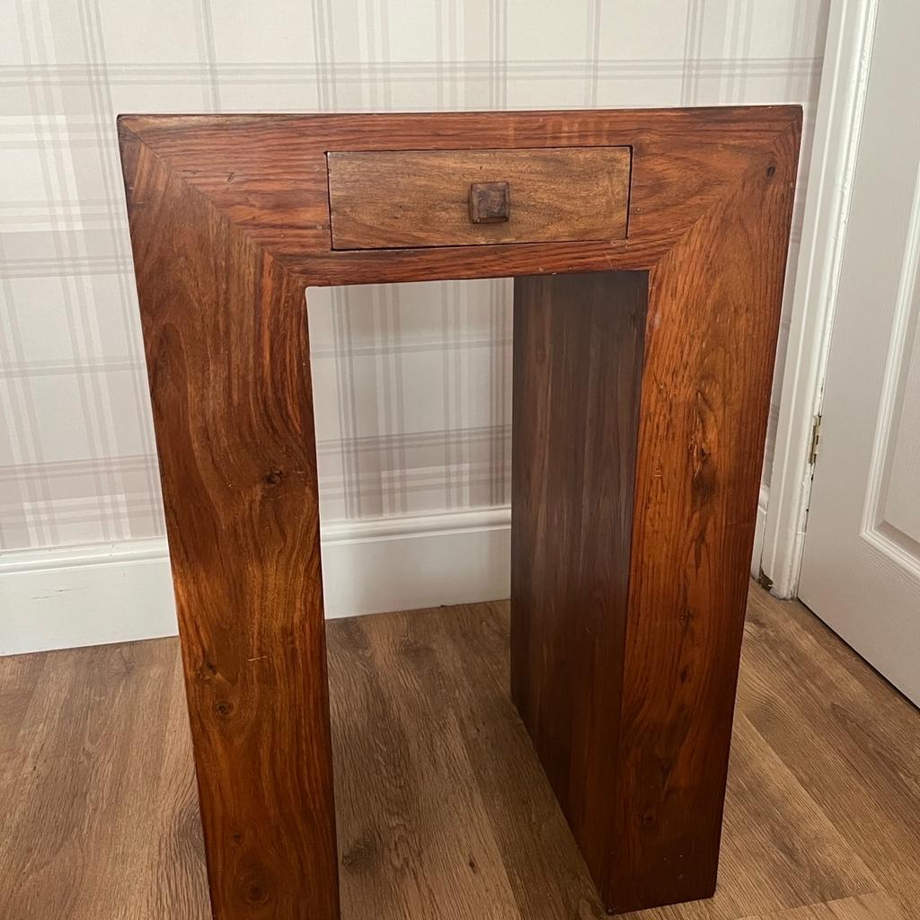 Dekota Mango wood lamp table with draw.

Selling due to redecorating.

Cash on collection.