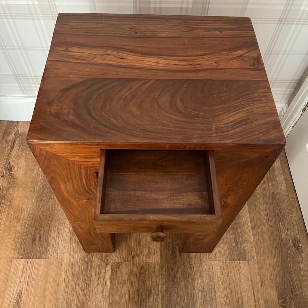 Dekota Mango wood lamp table with draw.

Selling due to redecorating.

Cash on collection.