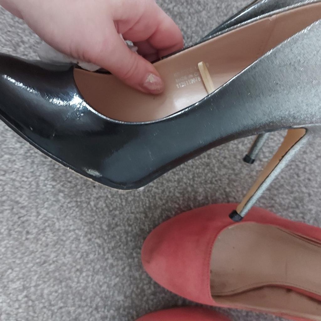 All in good condition but worn.
Black/silver ombre heels by primark
Peach suede type heels by Dorothy perkins
Gold heels by Miss Selfridge
**£2 EACH**
NO LOWER OFFERS THANKS
Please bid £2 PER pair
**black pair now sold**