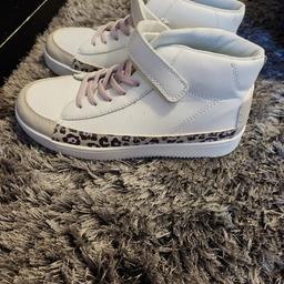 brand new
size 3 not 8 didn't have option to pick size 3 they are pick up only l10 fazakerley don't deliver