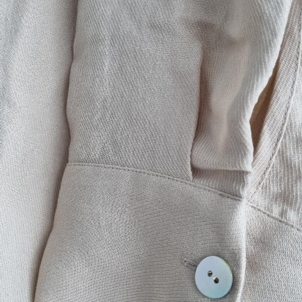 Bluse/Hemd mit Rundhalsausschnitt und Capiz-Knöpfen. Größe XL. Marke: Zara

Ungetragen - daher keine Flecken oder Beschädigungen.
Privatverkauf - daher keine Garantie oder Gewährleistung.