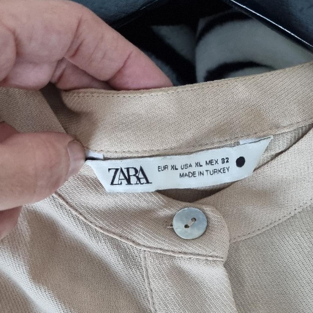 Bluse/Hemd mit Rundhalsausschnitt und Capiz-Knöpfen. Größe XL. Marke: Zara

Ungetragen - daher keine Flecken oder Beschädigungen.
Privatverkauf - daher keine Garantie oder Gewährleistung.
