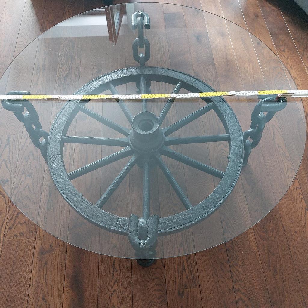 Tisch aus altem Wagenrad mit Glasplatte zu verkaufen. Maße siehe Bilder.
Kein Versand.1