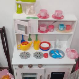 bought today of another site it's small and cute,  light not heavy will fit in a car  , little one just put all her pretend food in and has lost interest asking for a one that makes noise on the cooker 🙈 I've Wiped it all down and it has few light wear in pic won't effect item bought like that 

collection Only Plz B64 

■■■ONLY KITCHEN■■■

 NO FOOD ITEMS