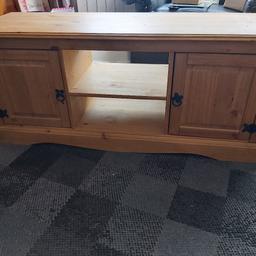 Corona TV Stand mexican pine with shelf and 2 opening doors.

Brought 2nd hand but doesn't fit where we originally wanted it to go.

Brought as good condition yet selling it as a do up project to upcycle as it has blemishes on top where it looks like a heavy object has been on it.

Sadly not everyone sells things honestly but I do!!!

Selling for less than I brought it for but condition reflects price.

collect please from WS10 area Darlaston