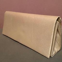 cremefarbene Balltasche bzw. Clutch mit farblich passender Kordel oder silberne Kette zum Umhängen
ca. 28/10/5cm