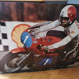 Verkaufe von ca 1966-1972 Fanartikel großes Bild 
MV Agusta 500 
Motorrad Weltmeisterschaft. 
Giacomo Agostini. 
Breite ca 96,5 cm Höhe ca 67 cm. 

Bitte um Preisvorschlag. 

Ich schließe jegliche Sachmängelhaftung aus.