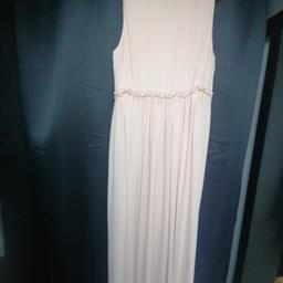 ärmelloses Sommerkleid in zartrosa
mit Plissee und Zierrüschen
in Gr. 46/48

ein Mal auf einer Hochzeit getragen

NP: 60€